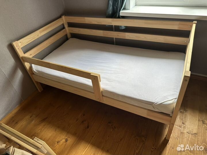 Кровать деревянная с матрасом