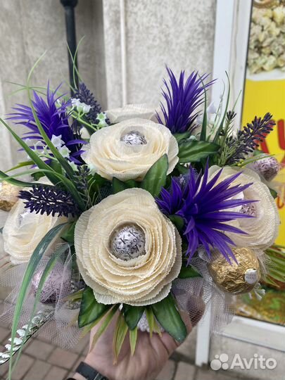 Букет с конфетами в вазе подарок