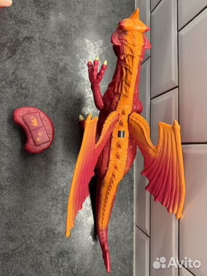 Динозавр на пульте управления