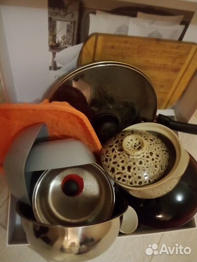 Гора посуды- (сковородки, тарелки, приборы, доски)