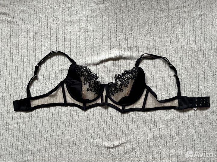Телесный с черным бюстгалтер бренда 