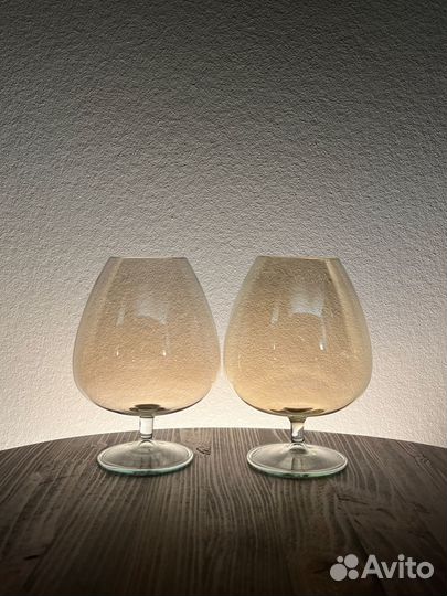 Пара коньячных бокалов