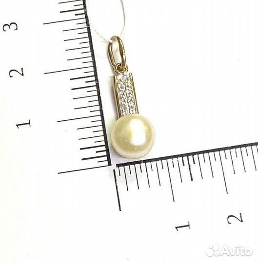 Золотая подвеска с камнем