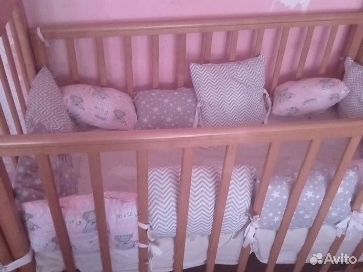 Детская кроватка с маятником