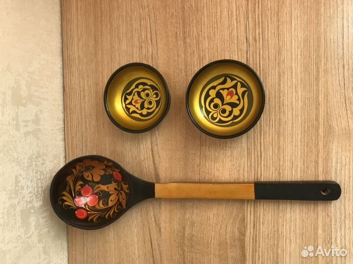 Ножи и чашки с росписью