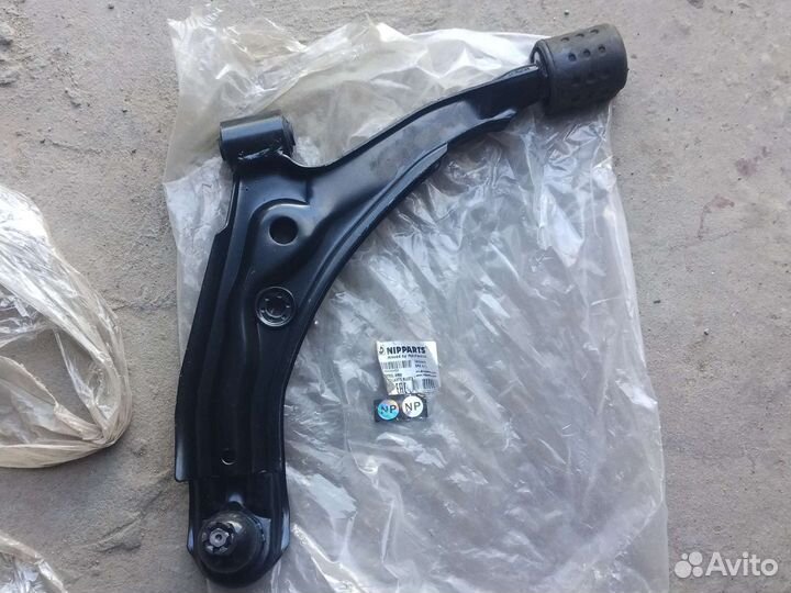 Ниссан Санни,левый передний рычаг в сборе новый