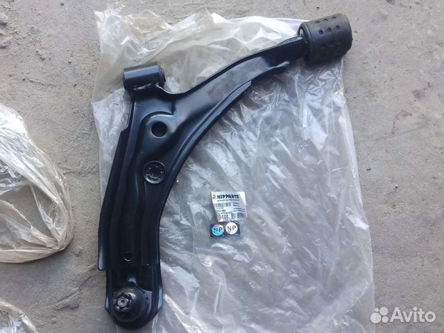 Ниссан Санни,левый передний рычаг в сборе новый