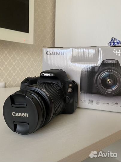 Зеркальный фотоаппарат Canon 200d