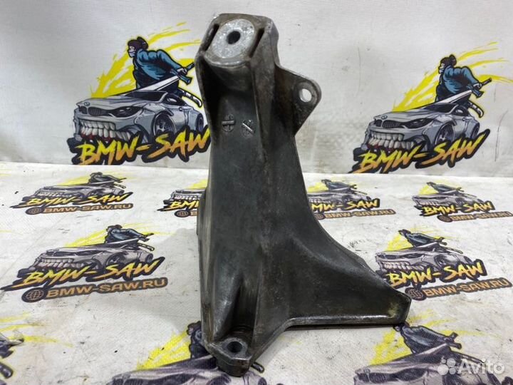 Кронштейн двигателя правый Audi A4 B5 AEB 1997