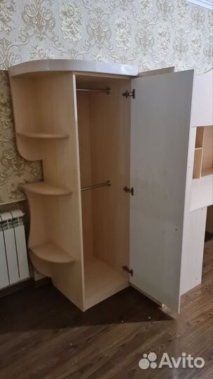 Двухъярусная кровать со столом и шкафчиками