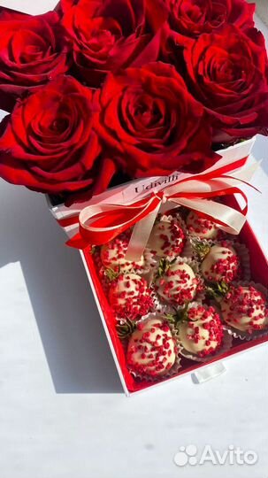 Клубника в шоколаде с алыми розами