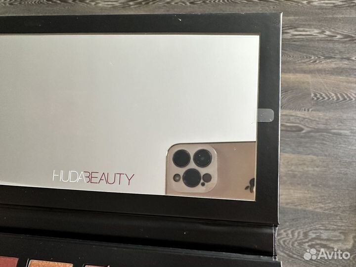 Палетка теней HudaBeauty