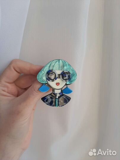 Брошь девушка акрил