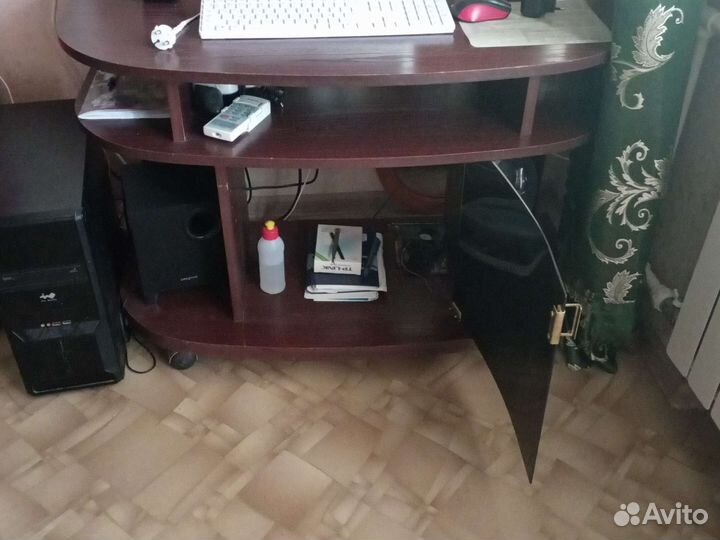 Тумба под телевизор на колёсиках