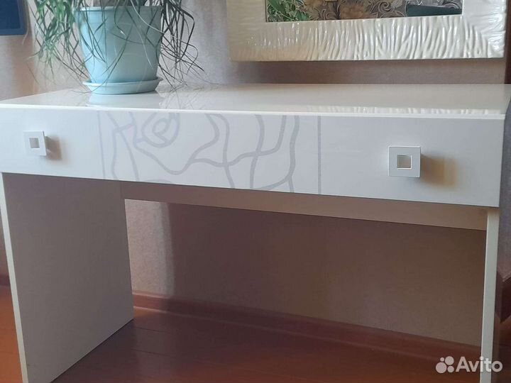 Зеркало и стол