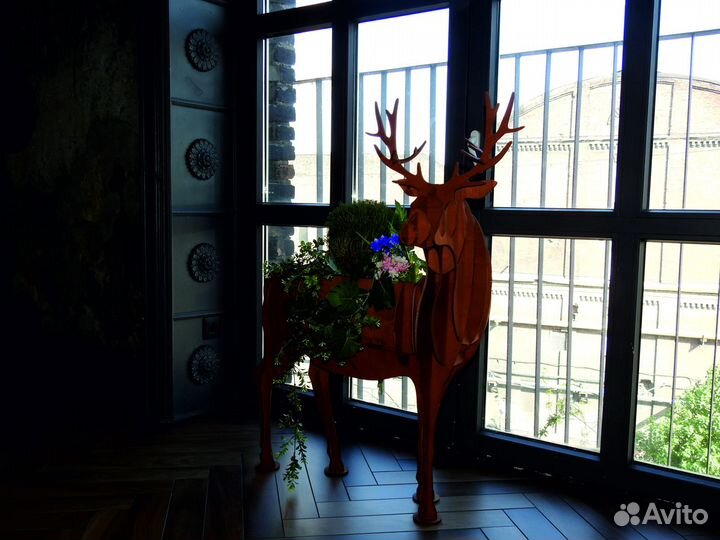 Декоративный Олень с ящиком-кашпо для цветов