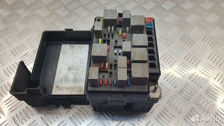 Блок предохранителей под капот Kia Spectra седан