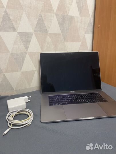 Apple MacBook Pro i7 16/512 Radeon Pro 560