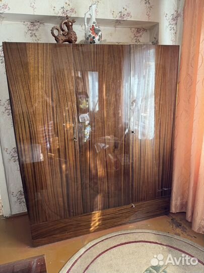 Спальня (шкаф, трюмо, кровать)