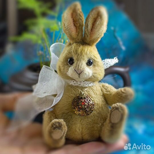 Плюшевый зайка тедди с бантом и амулетом