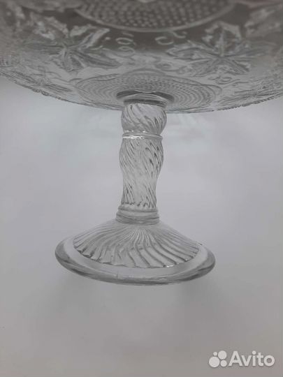 Ваза для фруктов на ножке