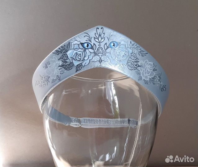 Кокошник серебристого цвета с рисунком