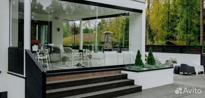 Безрамное остекление частного дачи