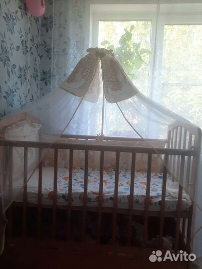 Кровать с балдахином и бортиками