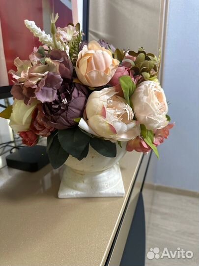 Компазицыя из искусивенных цветов