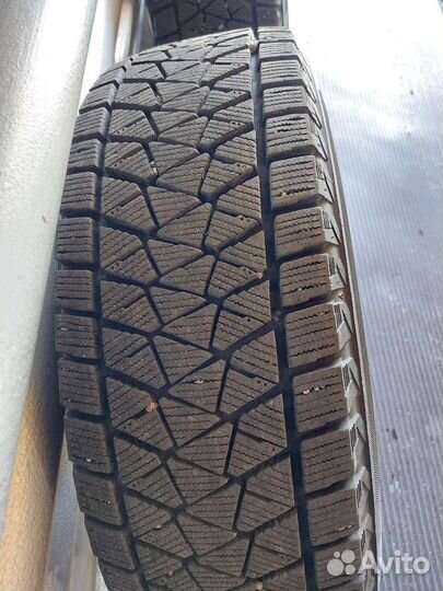 Bridgestone Blizzak DM-V2 215/70 R16