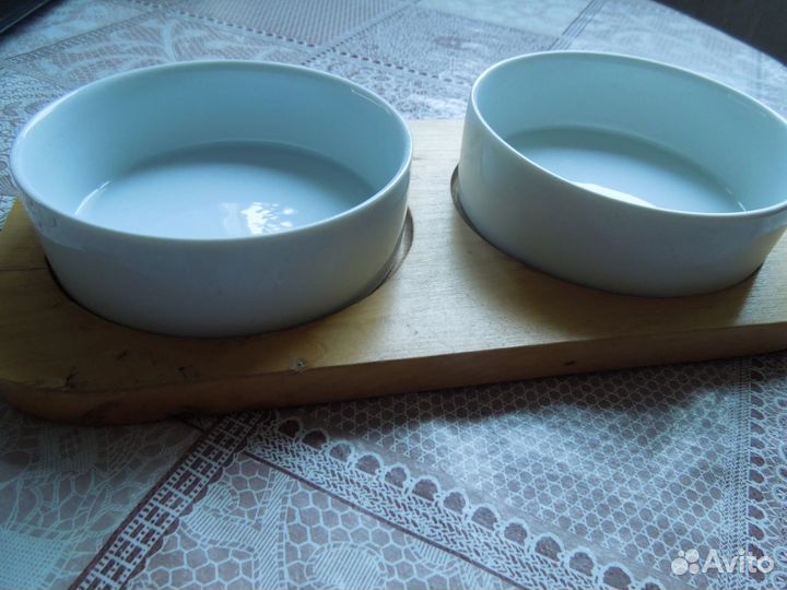 Тарелочки на деревяной доске