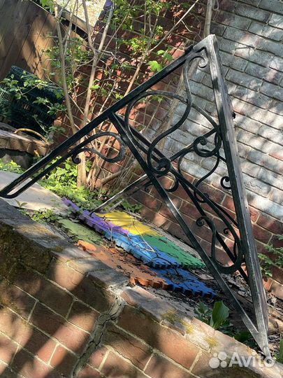 Козырек кованый над входной дверью