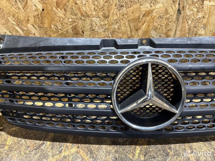 Решетка радиатора Mercedes Vito 639 2.2 CDI 2010