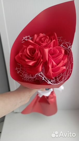 Розы из атласных лент