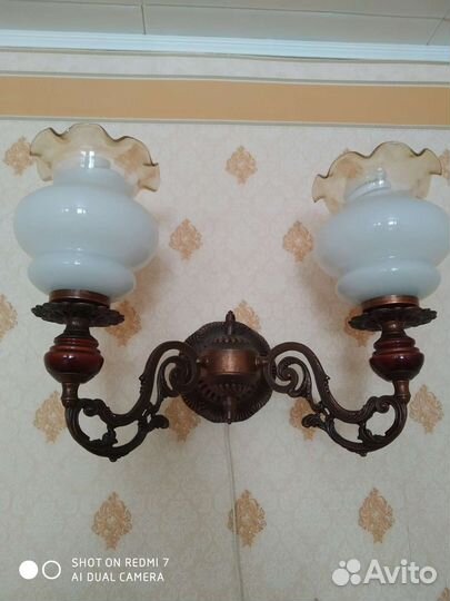 Комплектом люстра + бра
