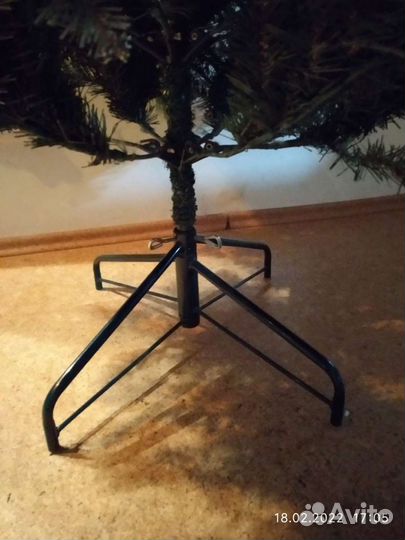 Елка искусственная пушистая с шишками и подставкой