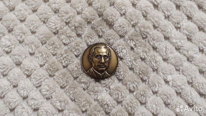 Маленький тяжелый знак Путин