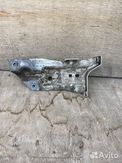 Кронштейн левого крыла Audi A3 8P