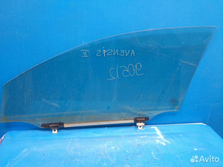 Стекло двери передней правой Toyota Avensis II 200