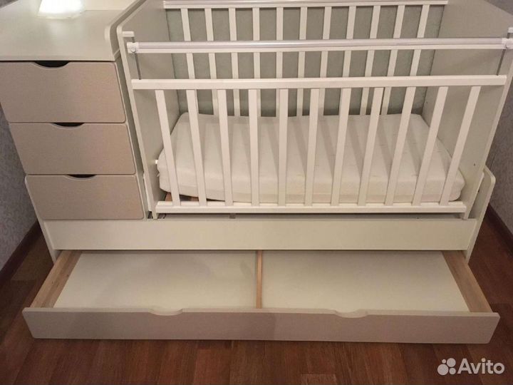 Детская кроватка с маятником