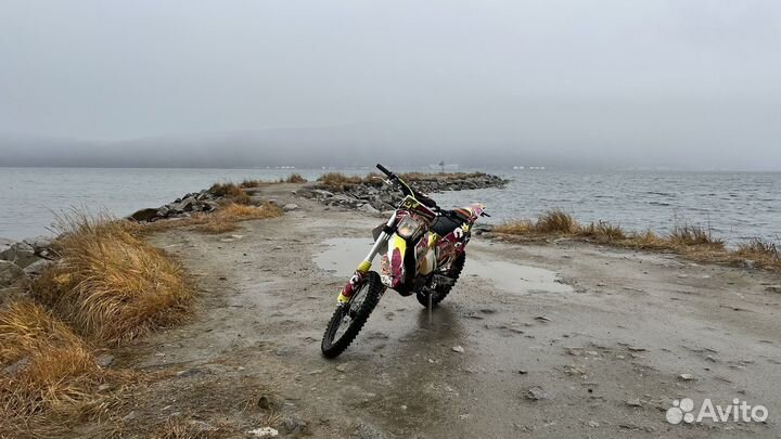 Стоит без дела