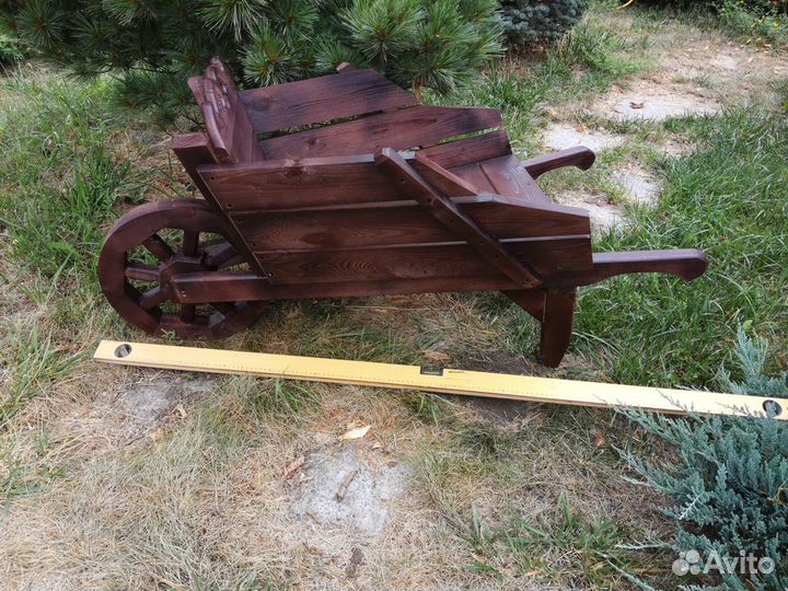 Тачка деревянная декоративная для ландшафта