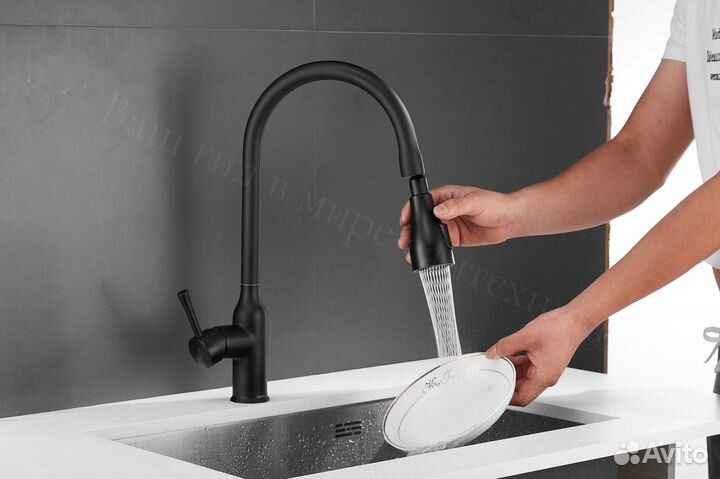 Смеситель для кухни черный с лейкой