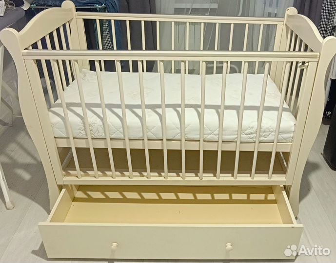 Детская кроватка с маятником и ящиком