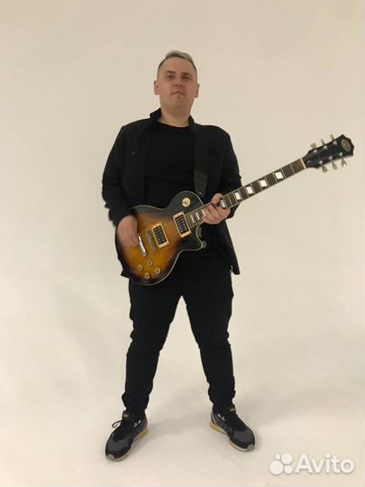 Музыкальный курьер (поющий гитарист)