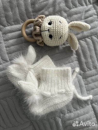 Пинетки вязаные и погремушка