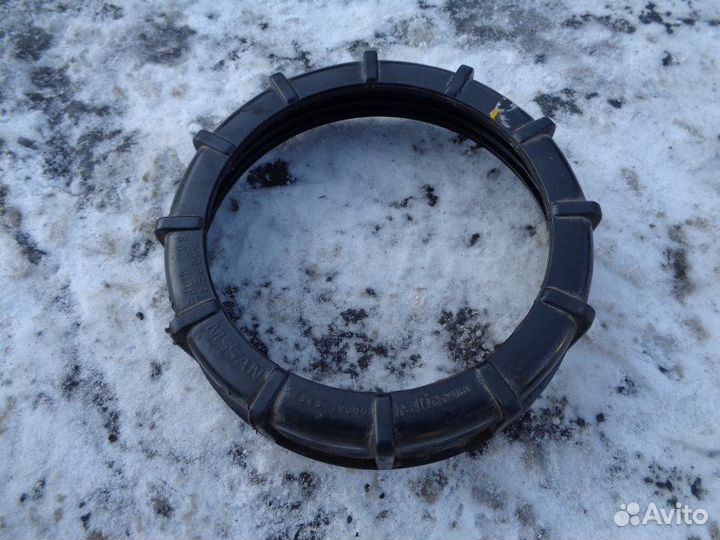 Крепление топливного насоса Nissan Laurel HC35