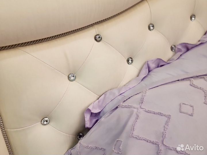 Кровать и шкаф