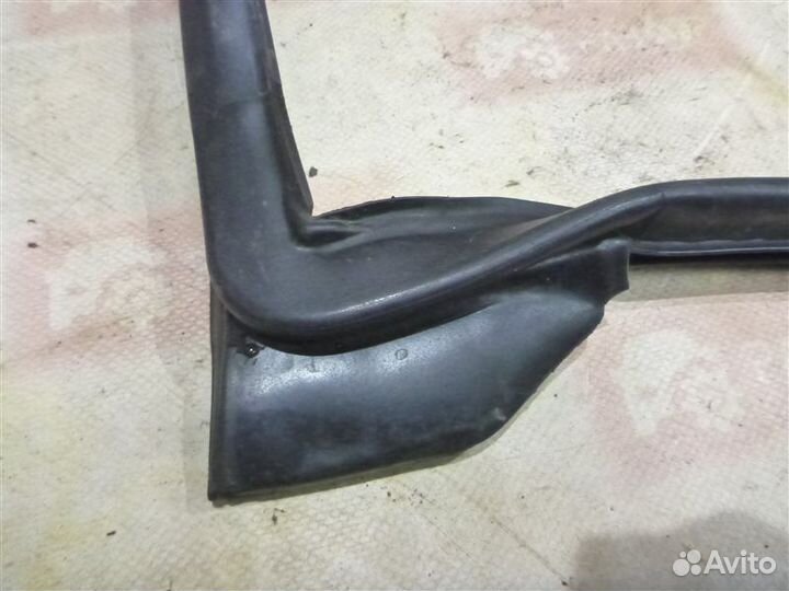 Уплотнительная резинка стекла передняя левая