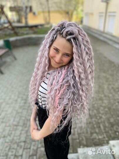 Модель на афролоконы, плетение де дред, де кос